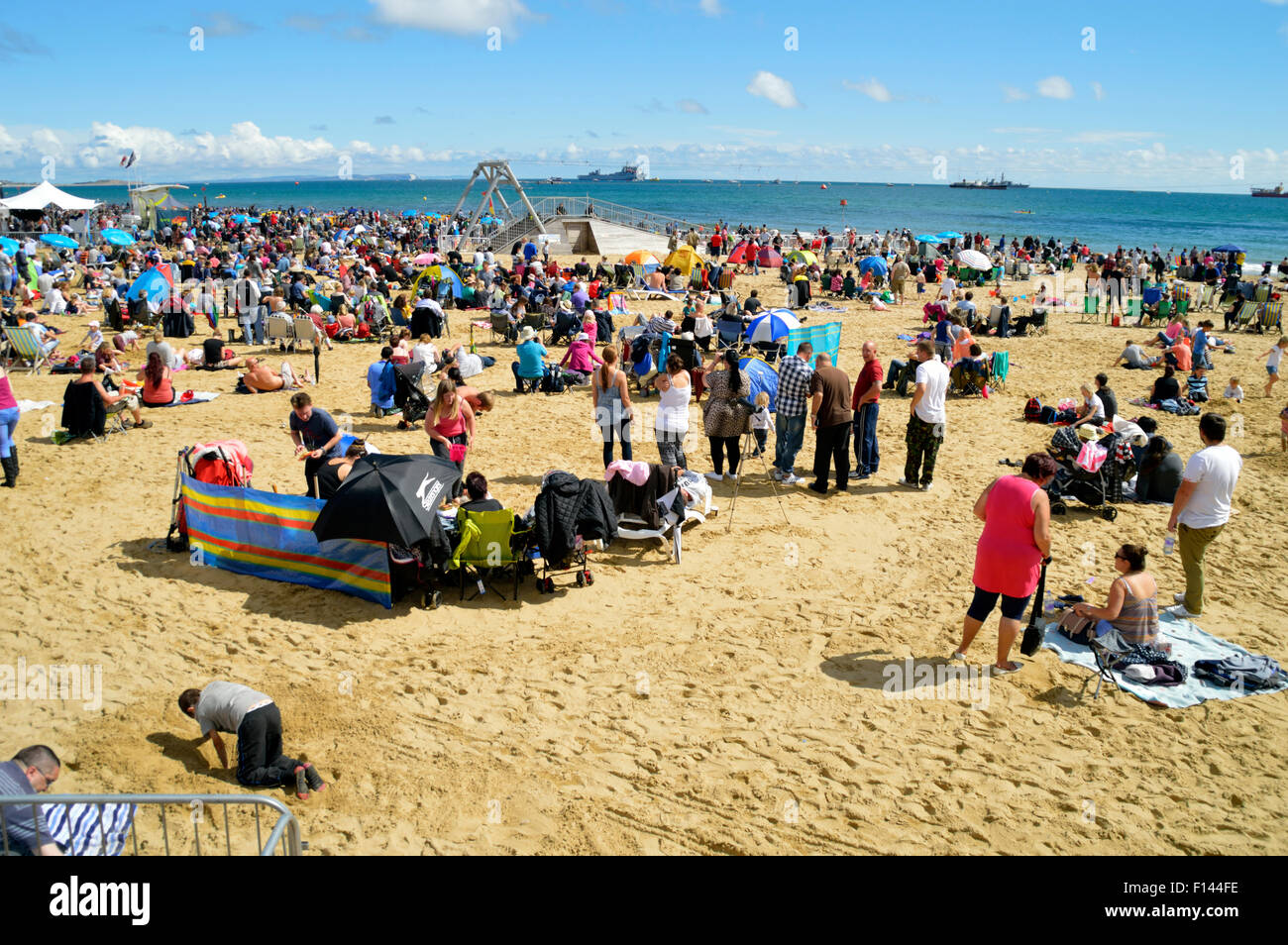 La folla a prendere il sole sulla spiaggia di Bournemouth in una calda giornata estiva nel mese di agosto Foto Stock
