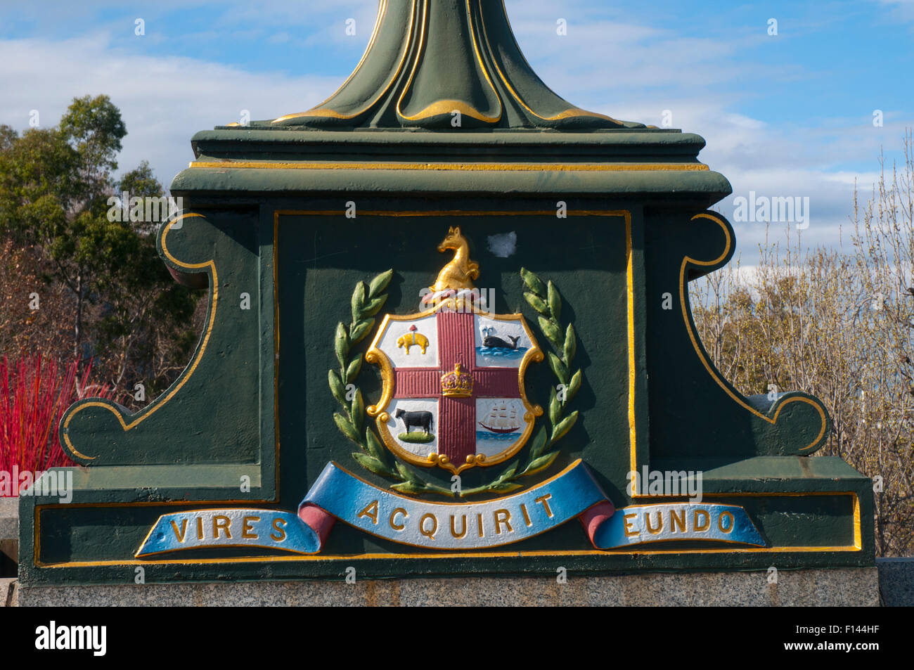 Città di Melbourne cresta su una lampada posta sul Princes Bridge, Melbourne Foto Stock