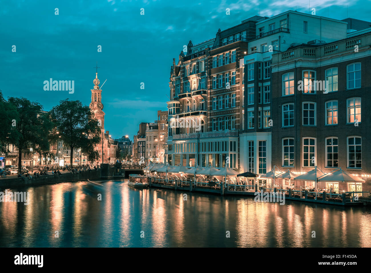 Notte Vista sulla città di Amsterdam canal e bridge Foto Stock