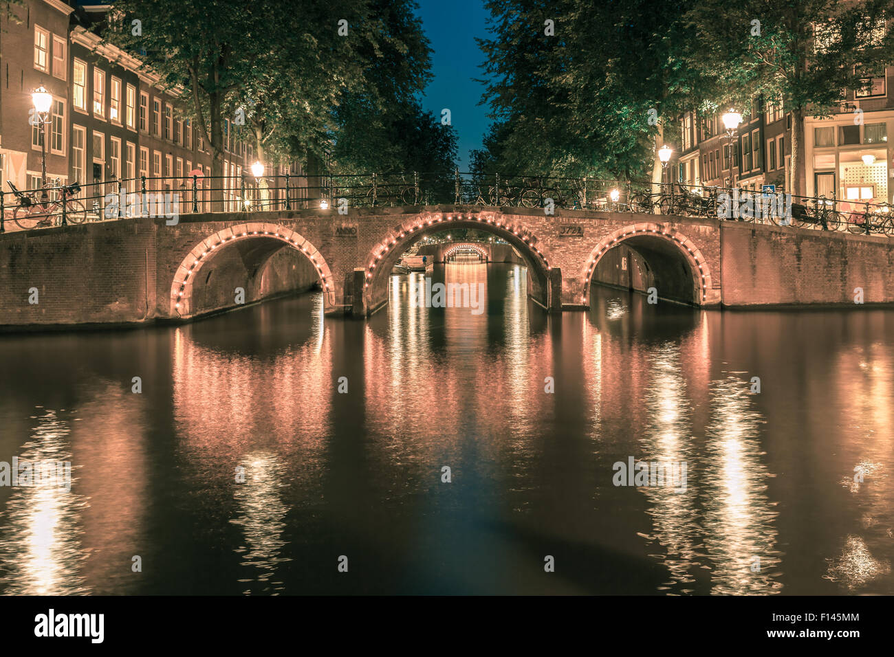 Notte canali di Amsterdam e sette ponti Foto Stock