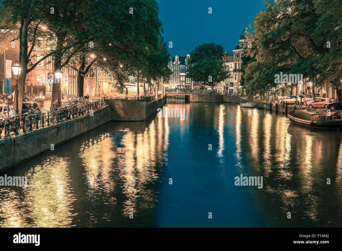 Notte Amsterdam canal e ponte Foto Stock