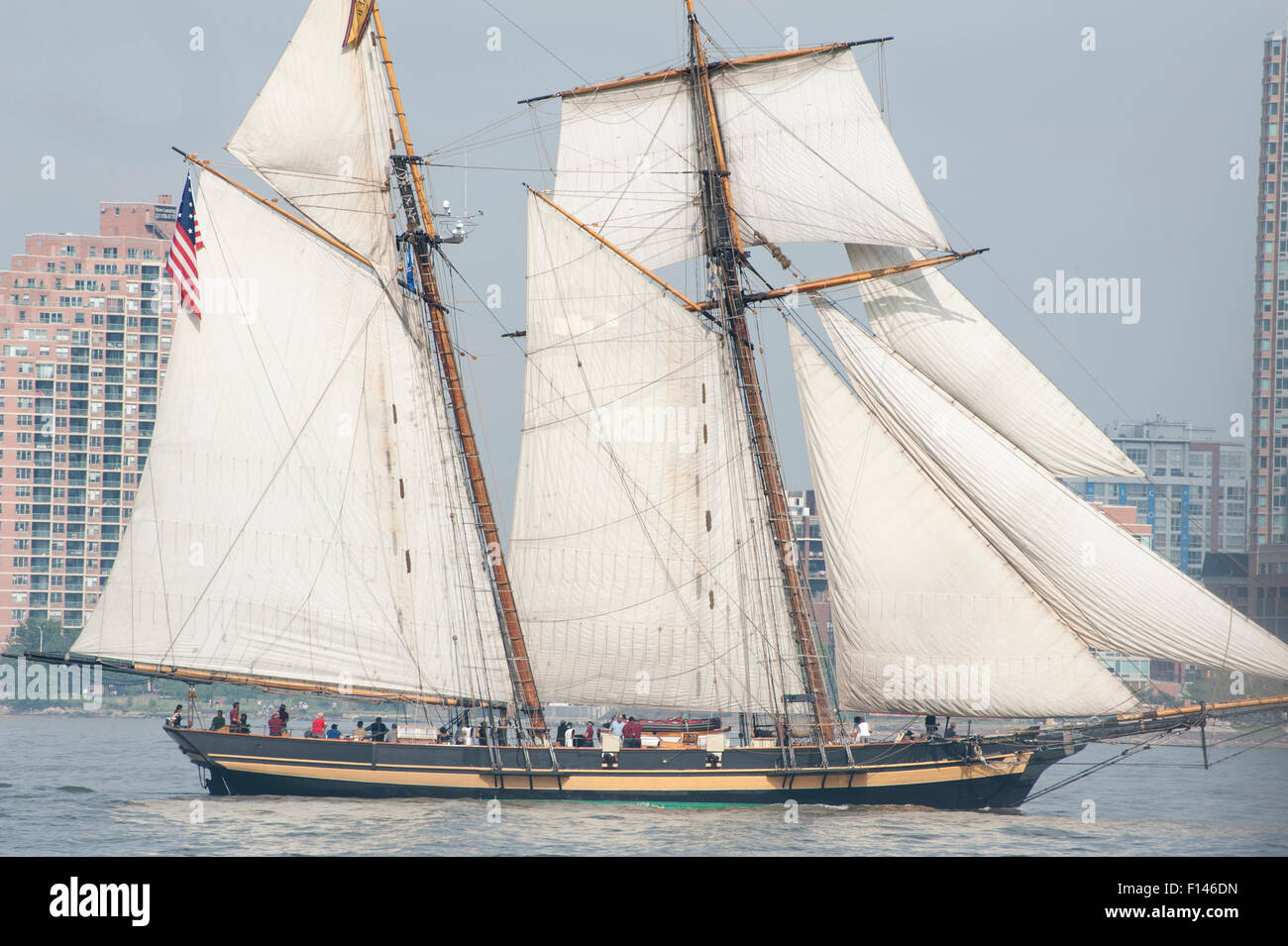 Pride of Baltimore II sul fiume Hudson nel porto di New York durante l'Op Sail, 23 maggio 2012. Foto Stock