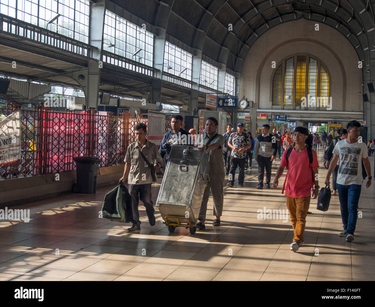 Stazione Ferroviaria di Kota (ex-Batavia) vecchia parte della città di Jakarta, Indonesia Foto Stock