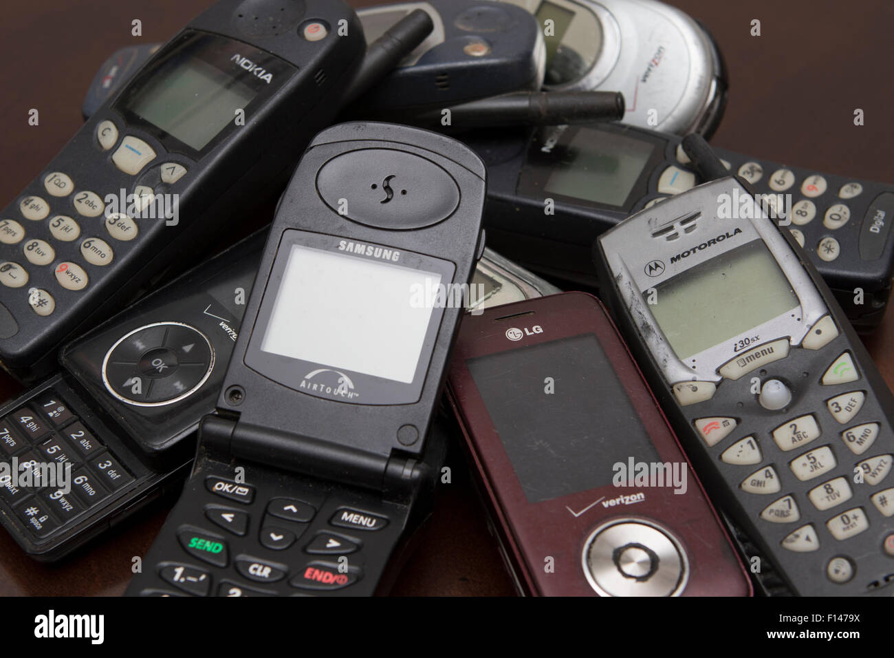 Un assortimento di vecchi telefoni cellulari / cellulari Foto Stock