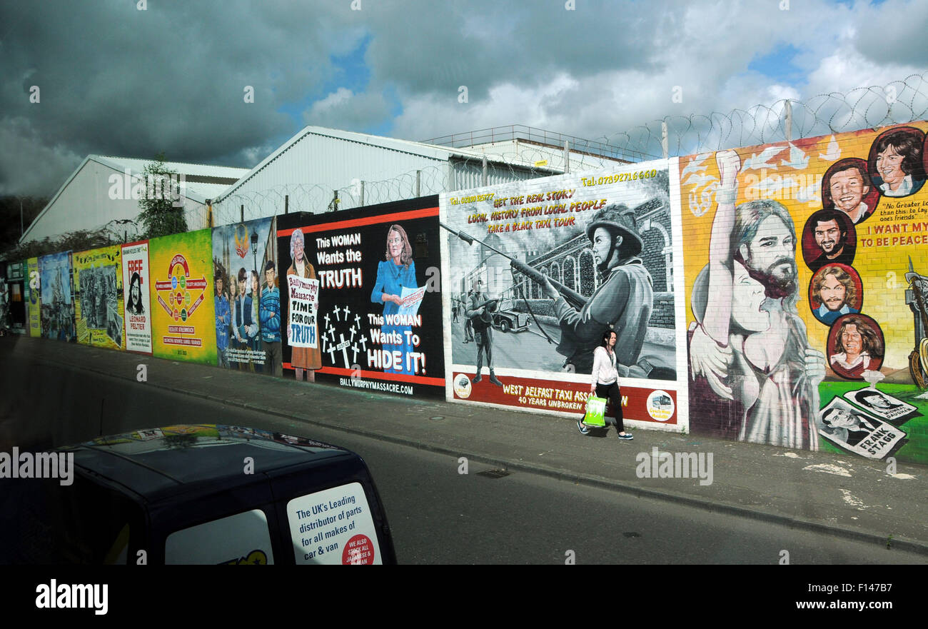 BELFAST. Murales su Falls Road raffiguranti gli anni del conflitto. Foto Stock