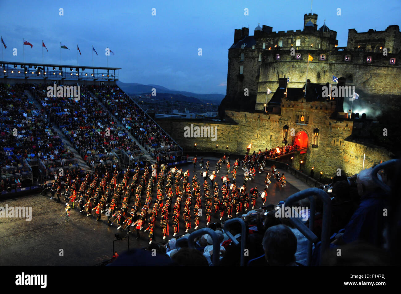 EDINBURGH TATTOO militare. Ammassato bande di cornamuse immettere la parata a terra dal castello. Foto Stock