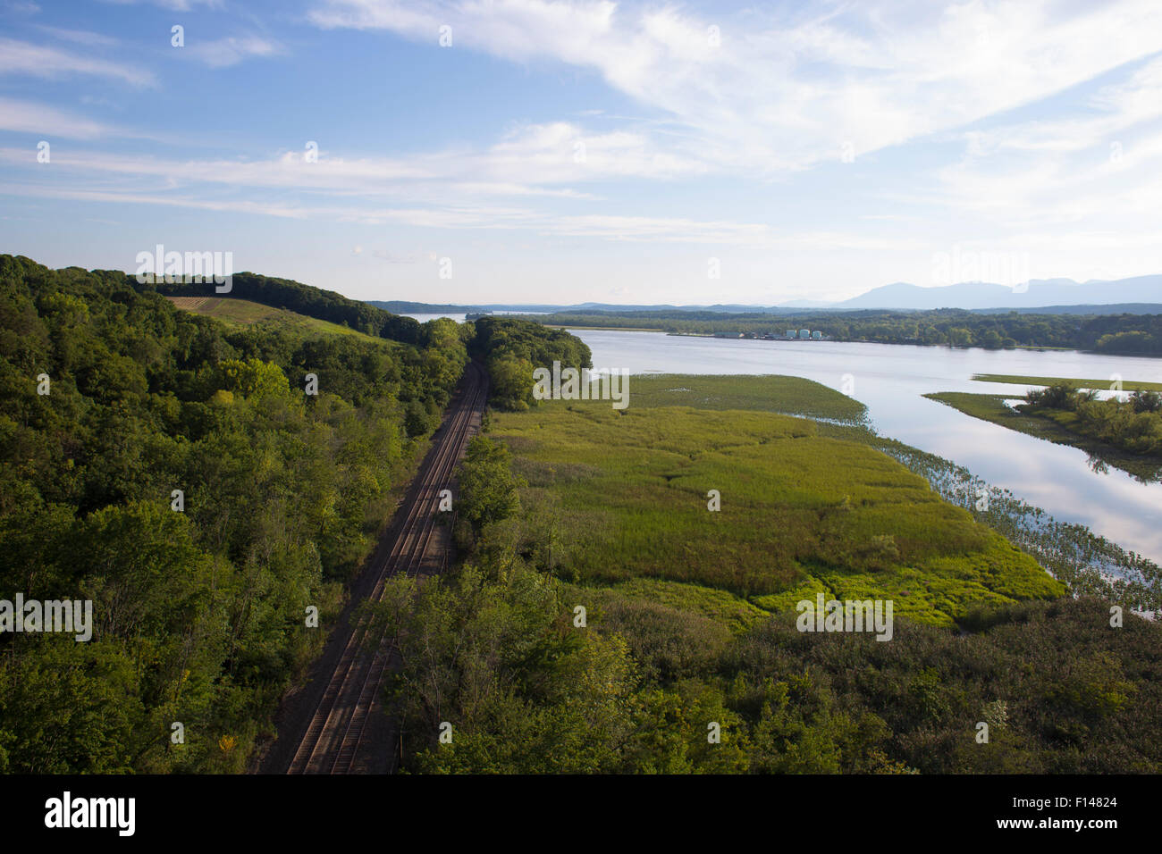 Una vista pittoresca del fiume Hudson Valley dal Rip Van Winkle ponte in NY Amtrak Rail Pendolari a sinistra Foto Stock