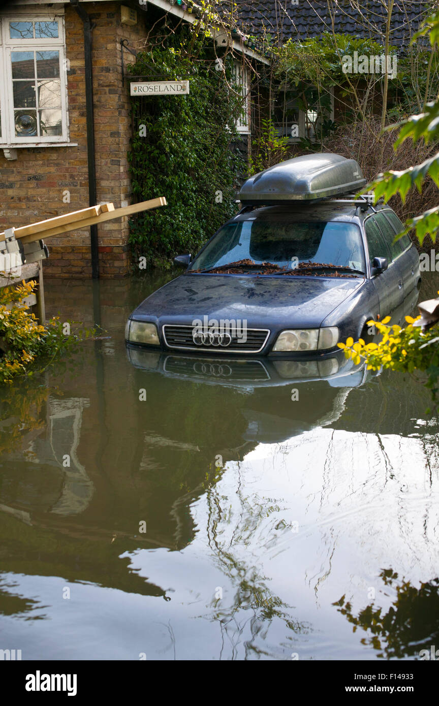 A filamento auto nel febbraio 2014 le inondazioni del fiume Tamigi, Sunbury on Thames Surrey, Inghilterra, Regno Unito, 15 febbraio 2014. Foto Stock