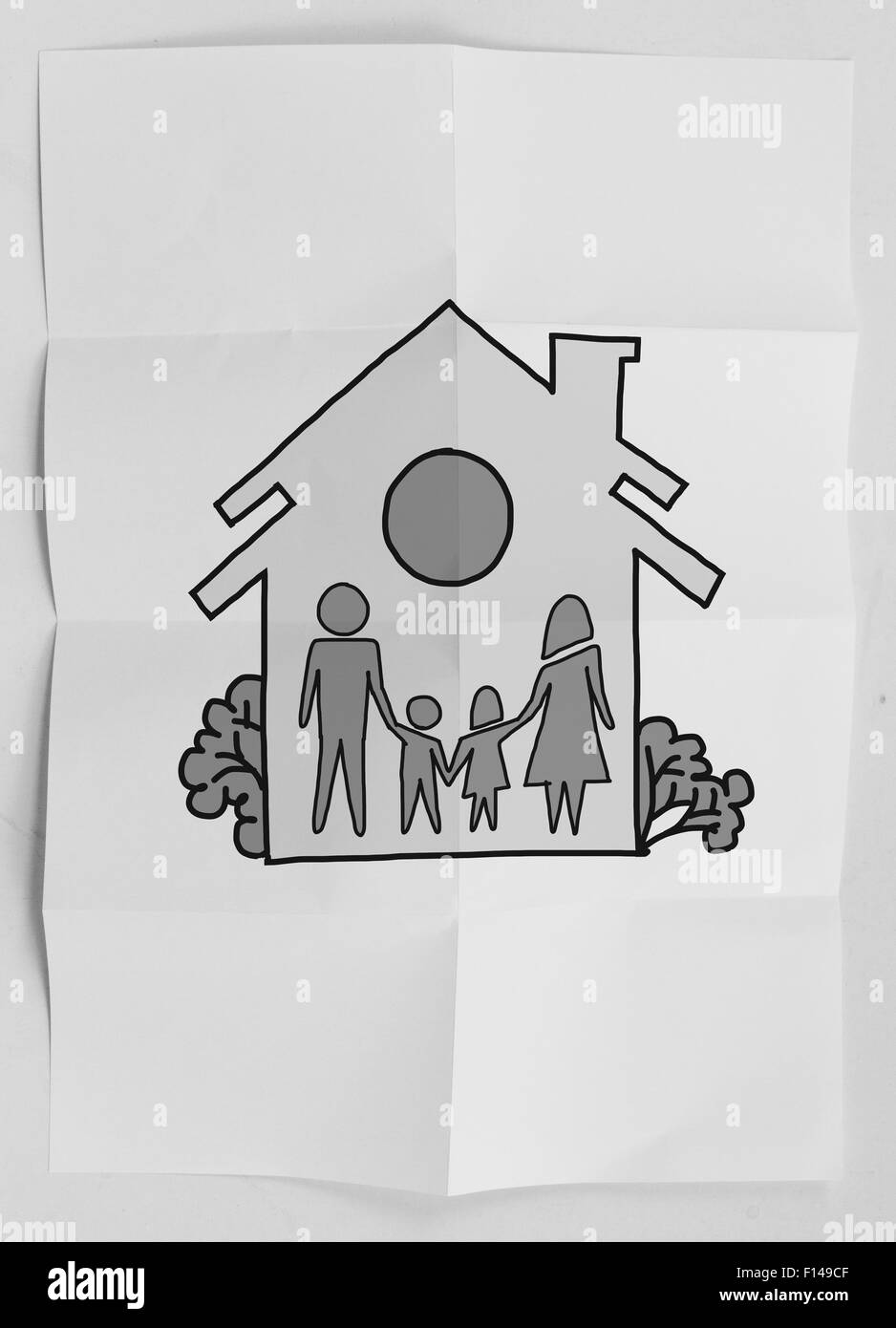 Disegnare a mano famiglia e casa su carta sgualcita come concetto di assicurazione Foto Stock