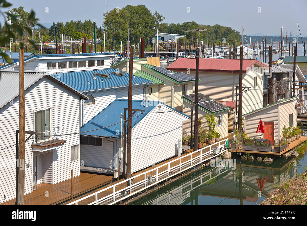 Tetti e case galleggianti in un marina Portland Oregon. Foto Stock