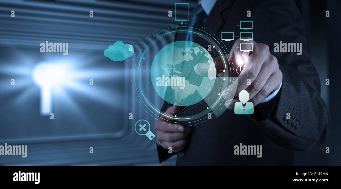 Imprenditore spingere a mano inizia il Cloud Computing schema sulla nuova interfaccia del computer come concep Foto Stock