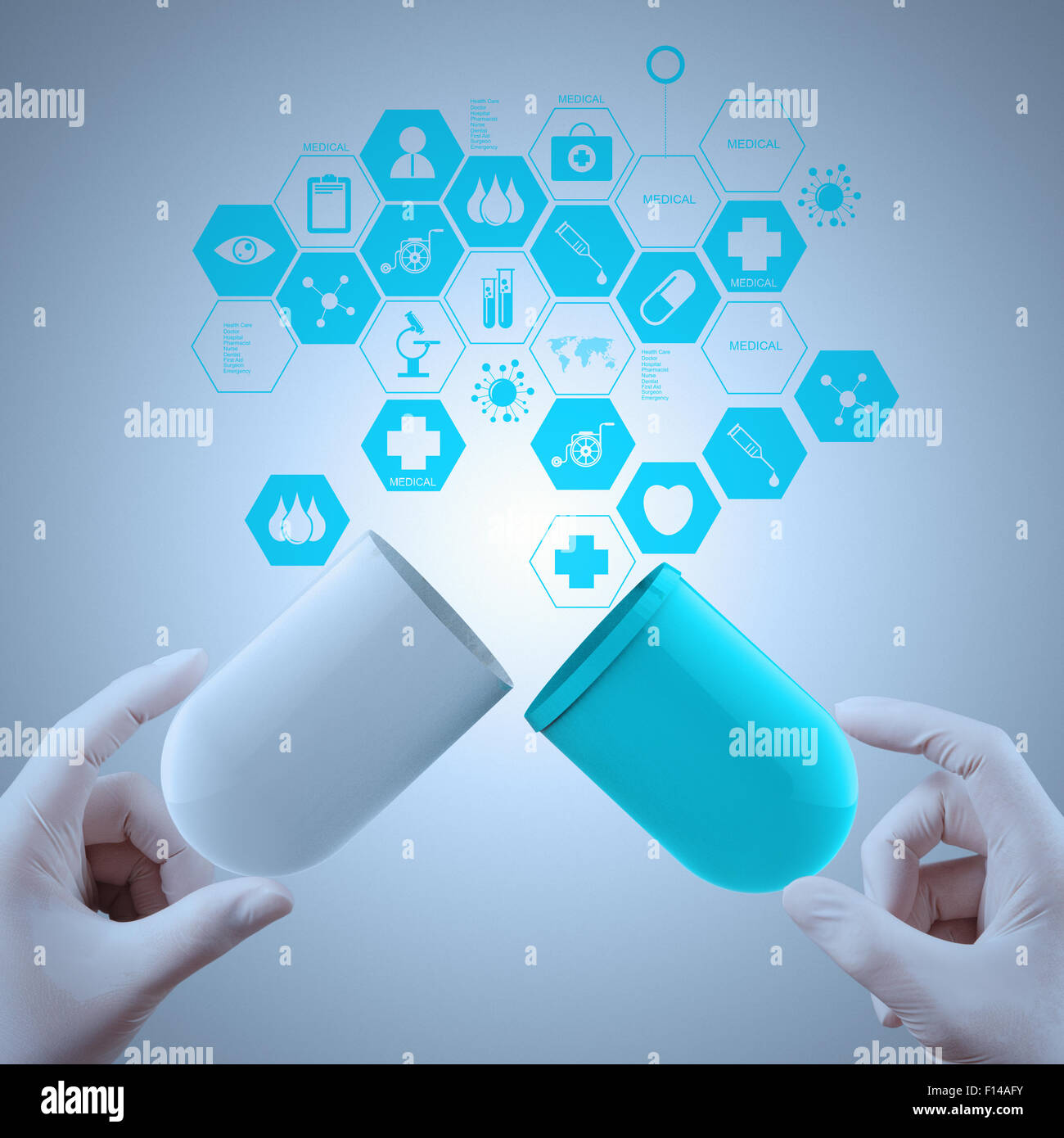 Medico di Medicina mani tenendo la capsula medicina come concetto medico Foto Stock
