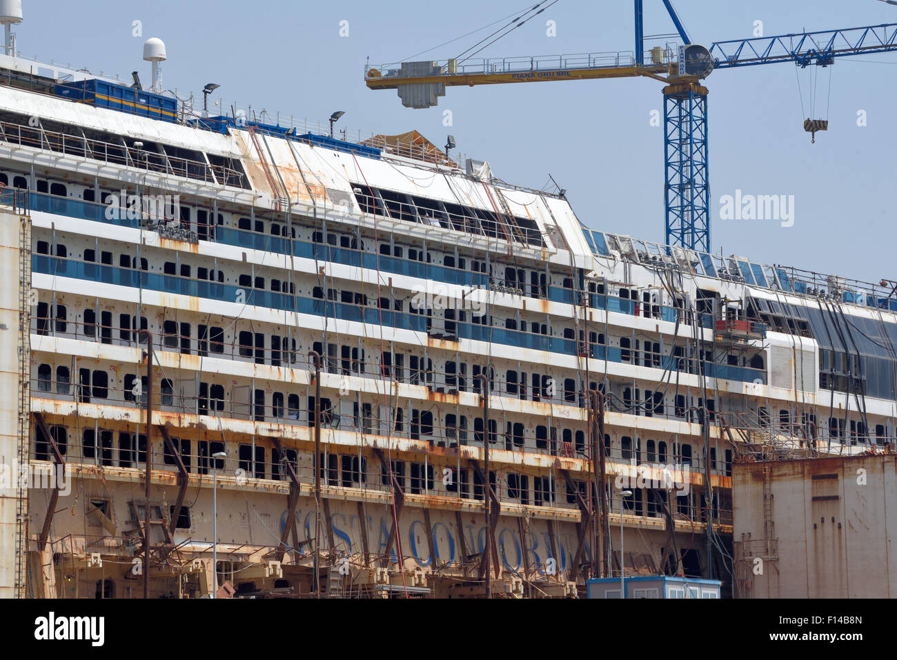 Costa Concordia nella sua casa porto di Genova, dal luglio 2014. Foto Stock