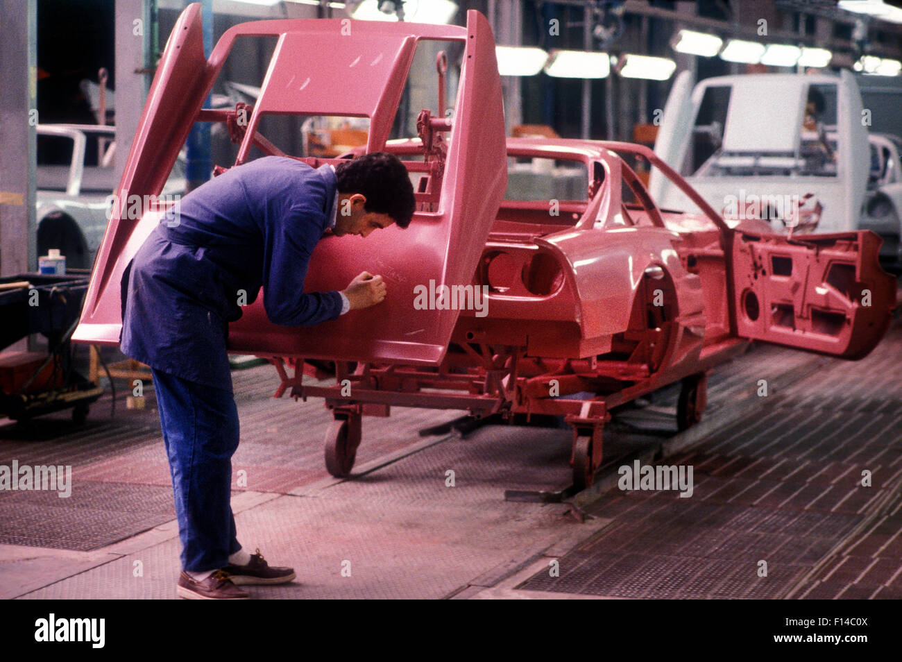 La Ferrari la linea di produzione presso la fabbrica di Maranello in Italia 1987 Foto Stock
