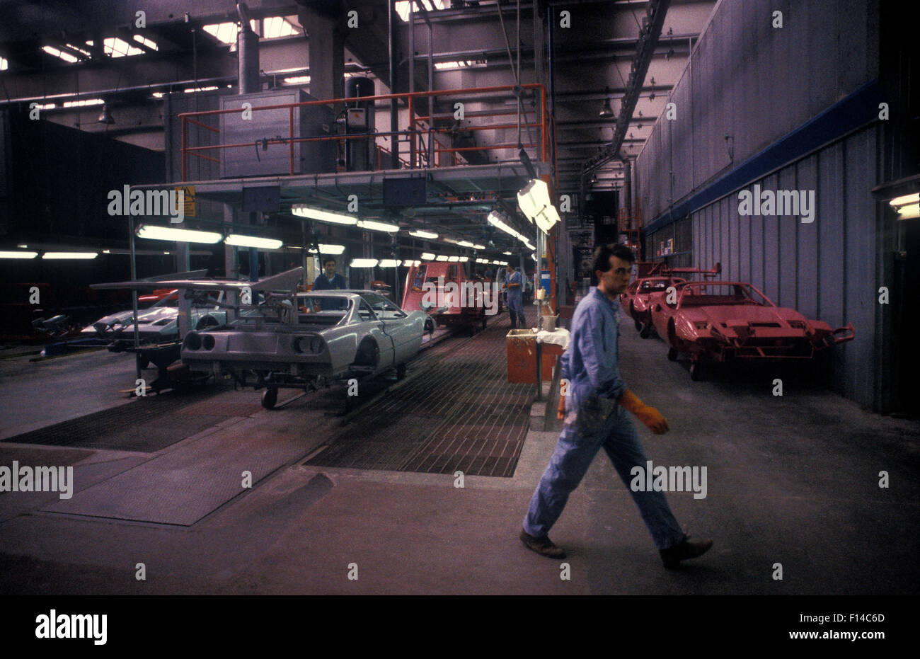 La Ferrari la linea di produzione presso la fabbrica di Maranello in Italia 1987 Foto Stock