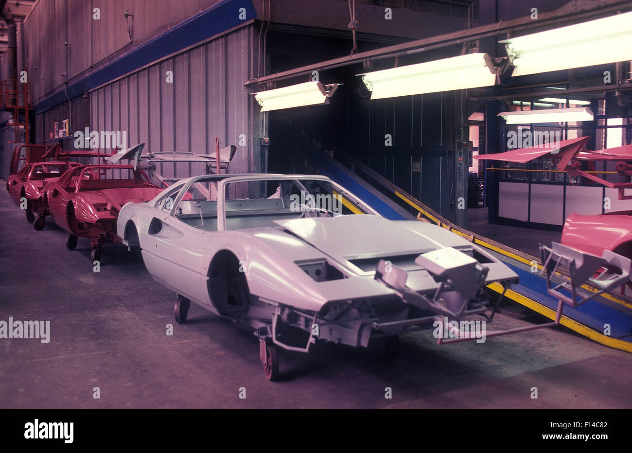 La Ferrari la linea di produzione presso la fabbrica di Maranello in Italia 1987 Foto Stock