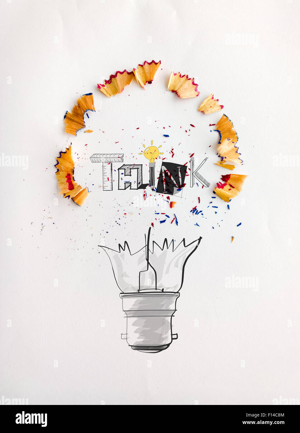 Disegnato a mano lampadina luce word design pensare con la matita di segatura di legno su sfondo della carta come concetto creativo Foto Stock