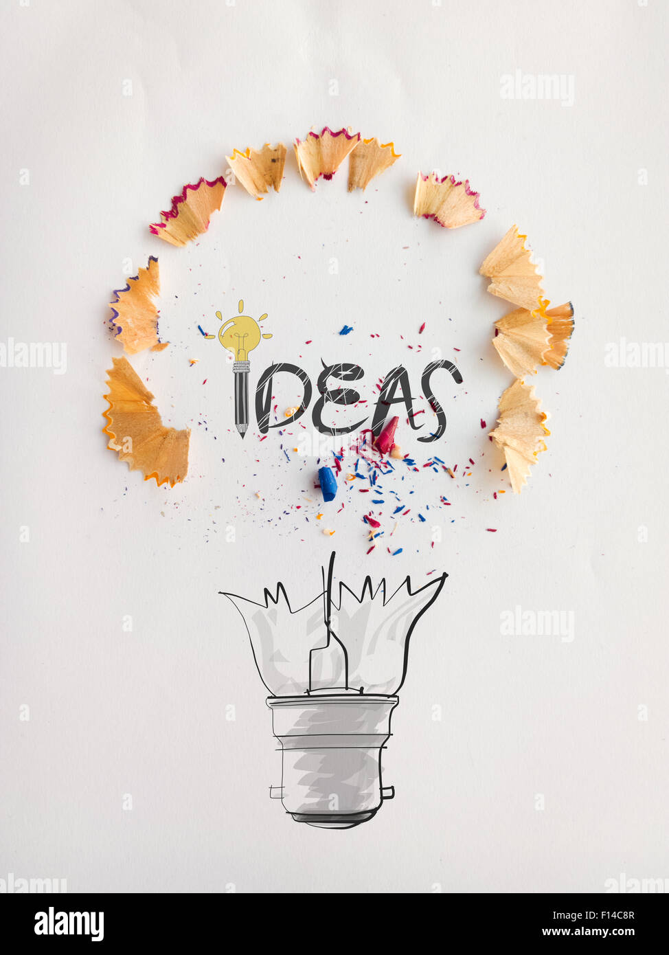 Disegnato a mano lampadina luce word design idea con la matita di segatura di legno su sfondo della carta come concetto creativo Foto Stock