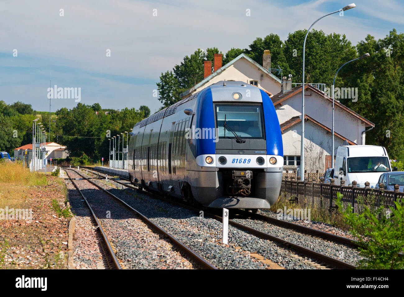 Commuter Rail service vicino a Chateauneuf, Charente Maritime, Francia Foto Stock