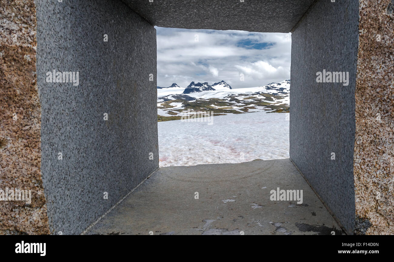 Taglio quadrato al di fuori di un blocco di granito di pietra con viste sui monti sopra Skjolden in Norvegia. Foto Stock