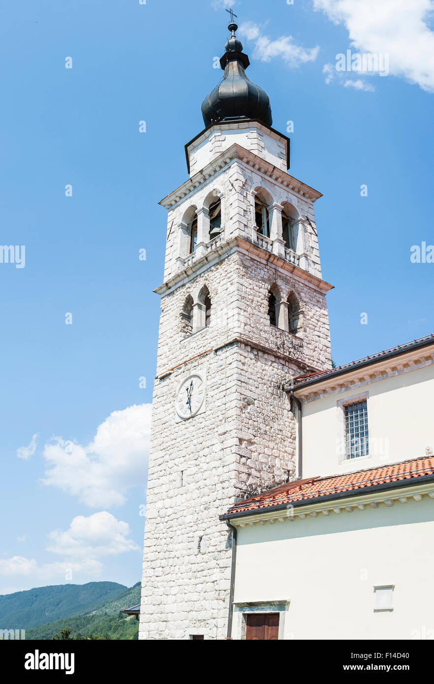 Il campanile di una chiesa nel nord Italia Foto Stock