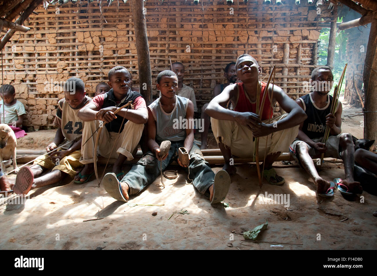 Pigmei Mbuti pigmeo di uomini cantando prima di andare a caccia, Repubblica Democratica del Congo, Africa, novembre 2011. Foto Stock