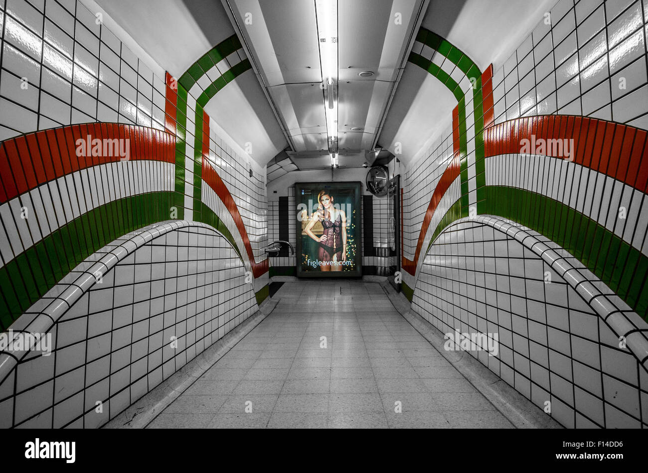 La metropolitana di Londra con colore selettivo evidenziando alcuni dettagli. Foto Stock
