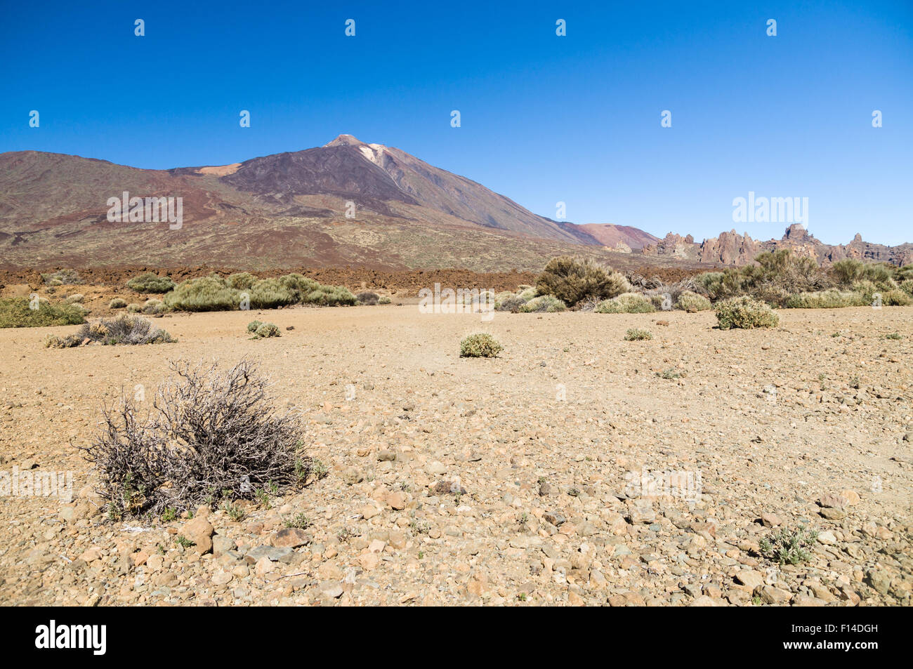 Arido e pietroso paesaggio della caldera con vista sul vulcano Teide, Tenerife, Isole canarie, Spagna Foto Stock