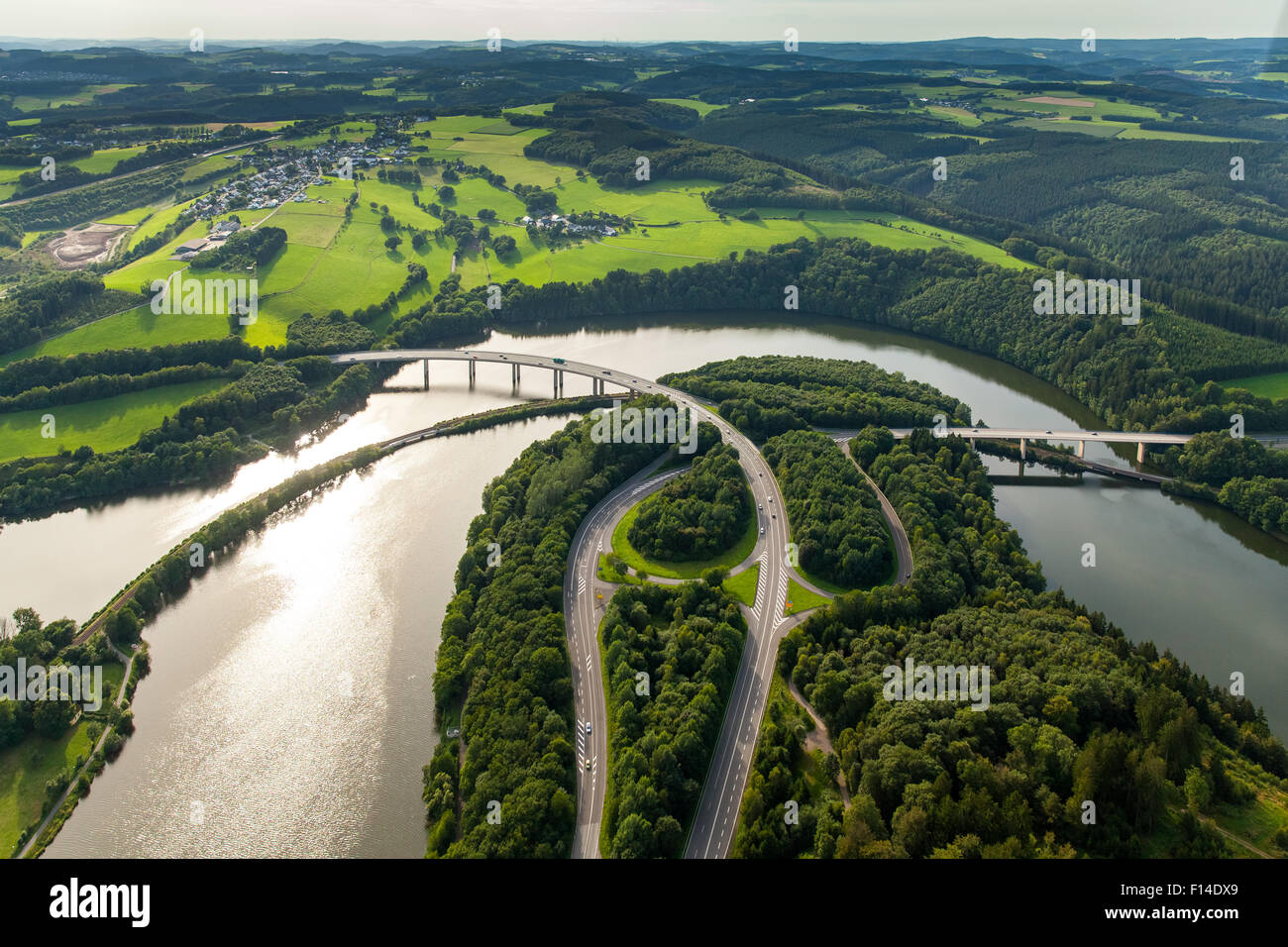 Strade B54 e B55, bacino Biggetalsperre nell'area urbana Olpe, Bigge, distretto della Ruhr, Sauerland, Nord Reno-Westfalia, Germania Foto Stock