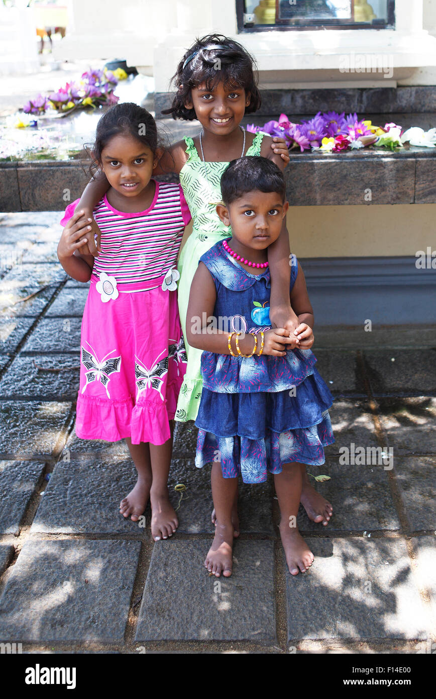 Ragazze a piedi nudi nel tempio Dagoba hall, Kalutara, provincia occidentale, Ceylon, Sri Lanka Foto Stock