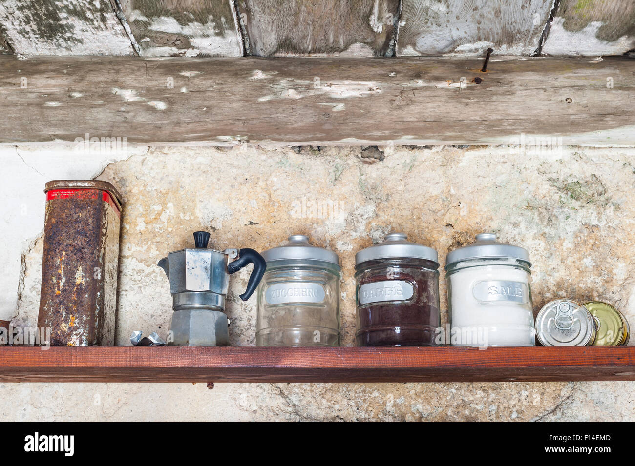 Vecchia caffettiera su un ripiano con le lattine di caffè e lo zucchero e il sale e la vecchia scatola di stagno Foto Stock