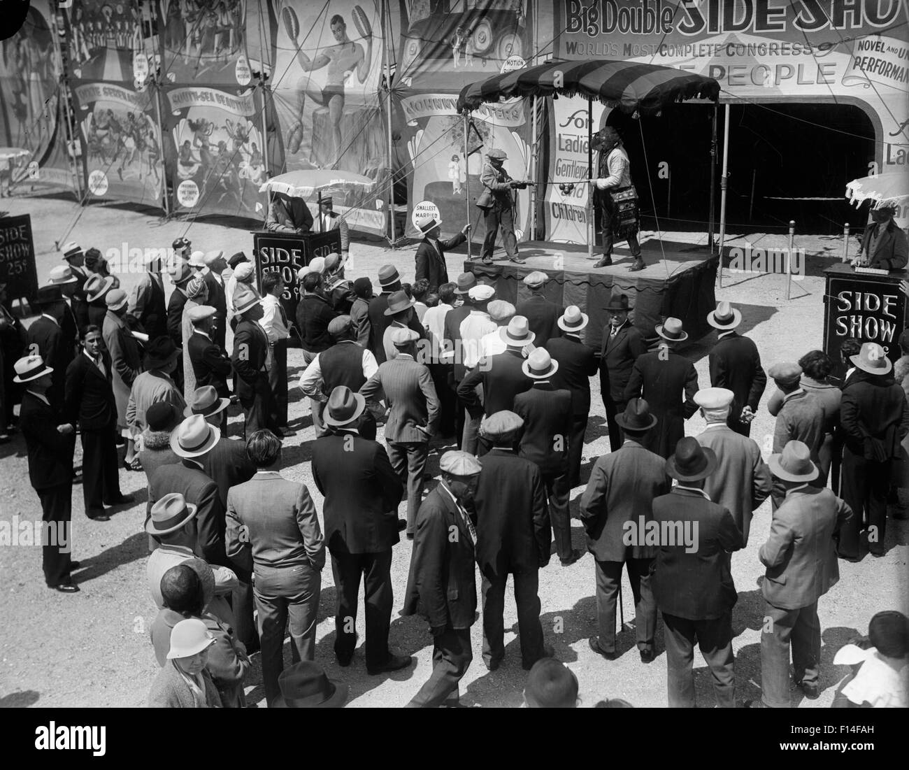 1930 folla guarda CIRCUS lato mostra atto Foto Stock