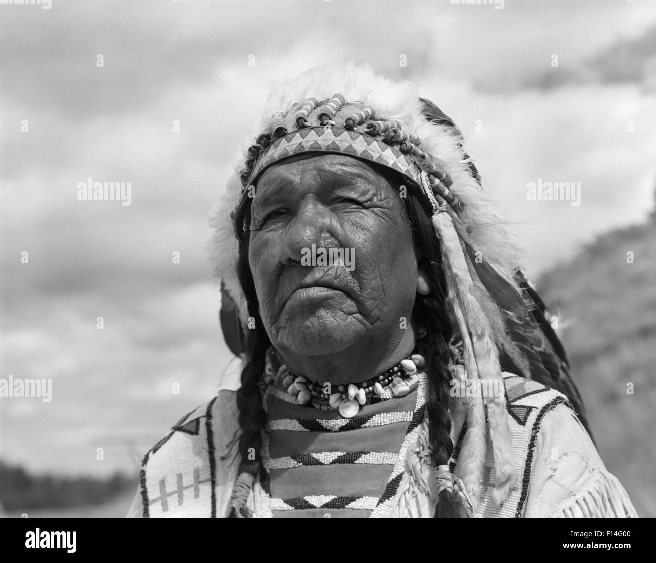 Anni sessanta ritratto NATIVE AMERICAN UOMO CAPO BLACKFOOT tribù indiana a BROWNING MONTANA Foto Stock