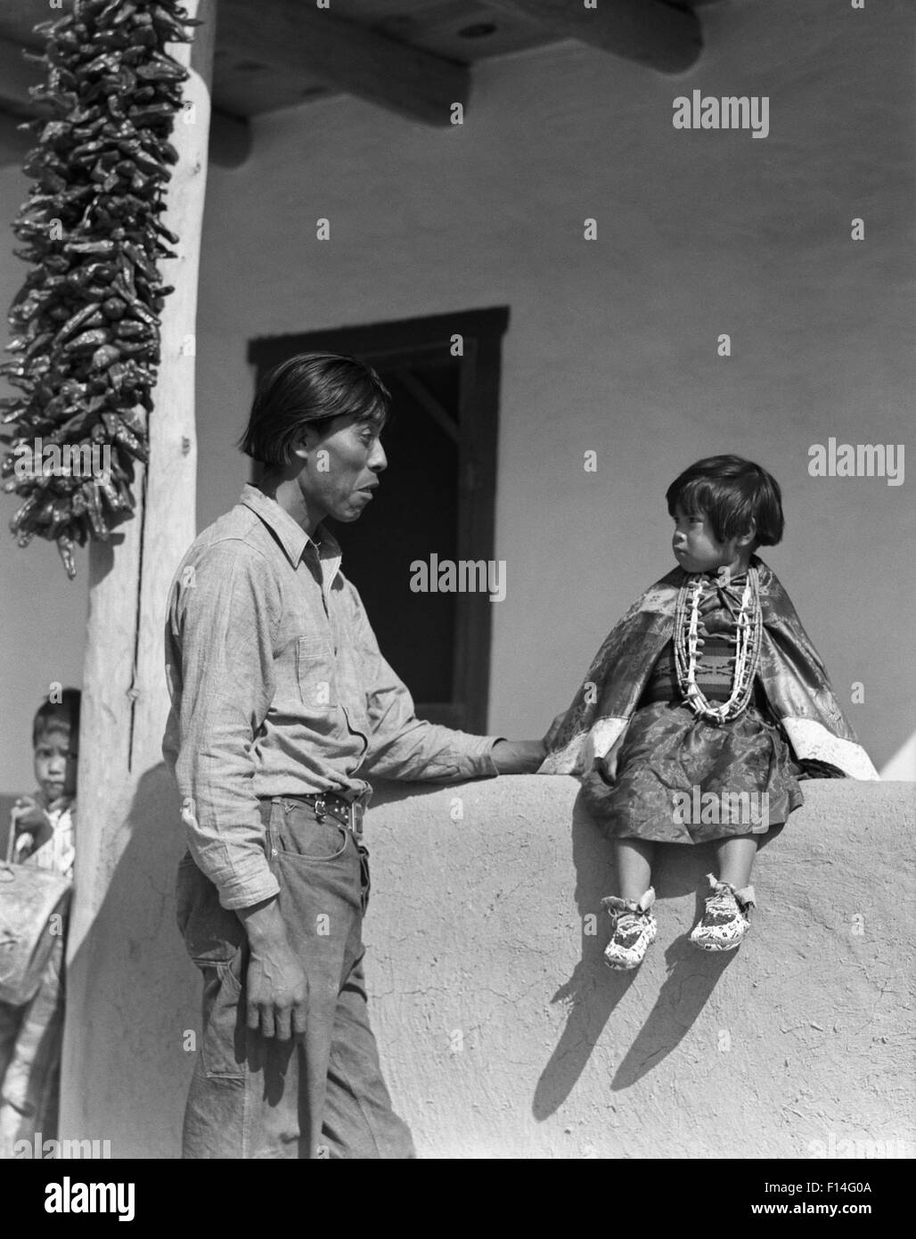 1930s Native American Indian uomo PADRE CON I SUOI DUE BAMBINI RAGAZZA E RAGAZZO SAN ILDEFONSO PUEBLO NEL NUOVO MESSICO USA Foto Stock