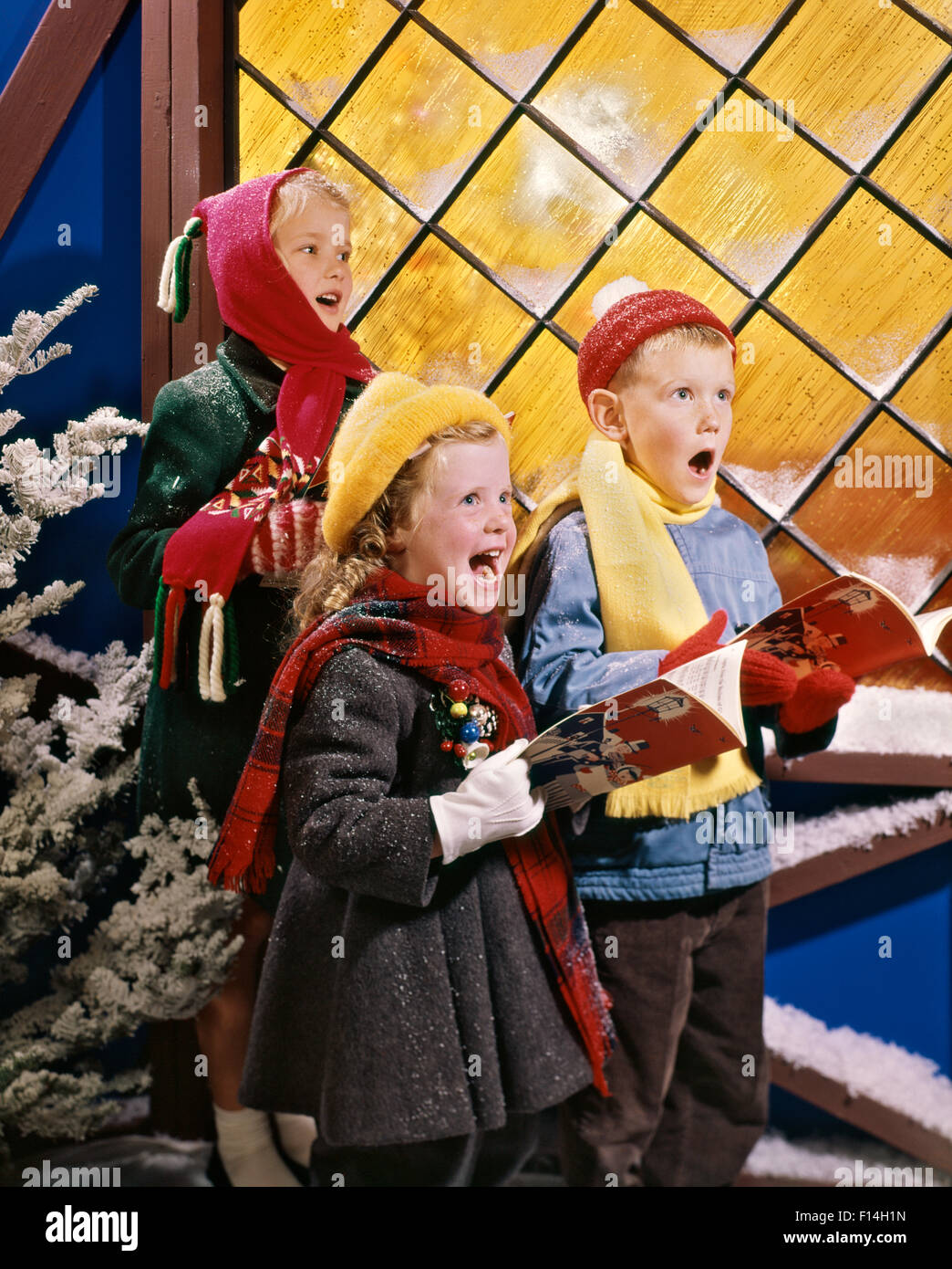 Ottanta ragazzi a cantare i canti natalizi Foto Stock