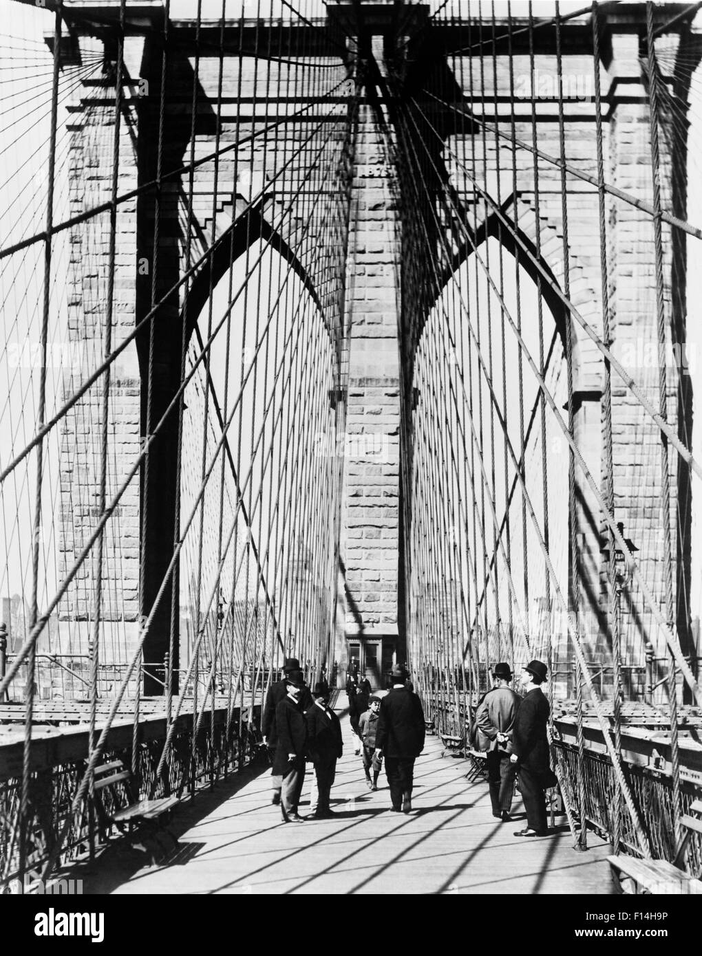 1800s 1880 uomini in piedi sul ponte di Brooklyn appena dopo l'apertura 1883 NEW YORK CITY USA Foto Stock