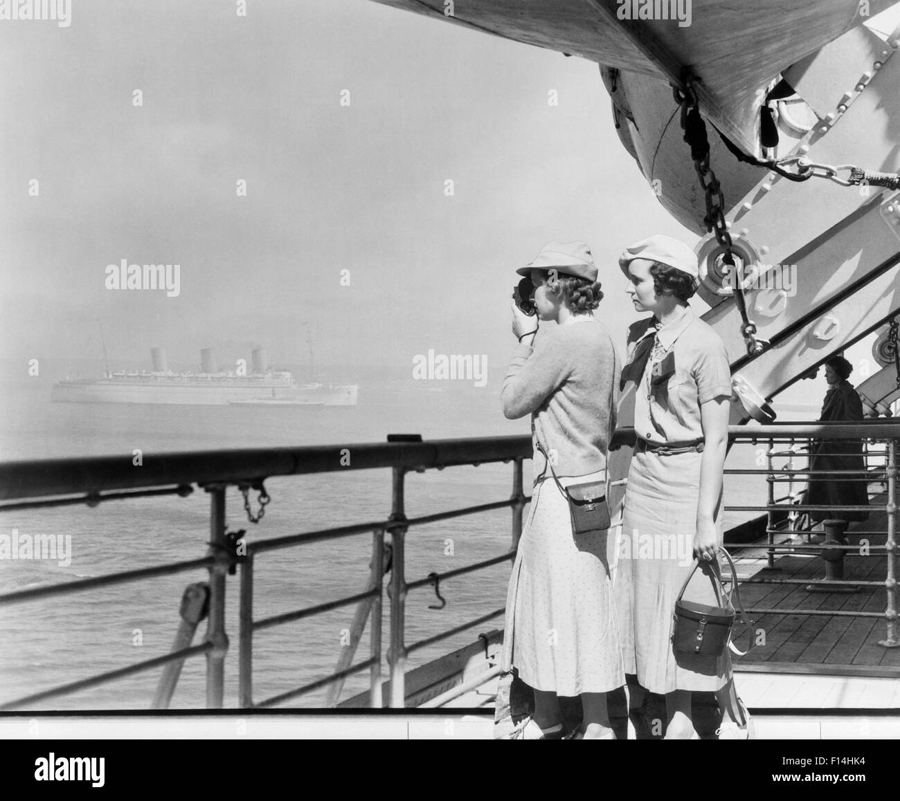 Negli anni Trenta due donne RIPRESE CON 8MM HOME MOVIE CAMERA SUL PONTE DEL TRANSATLANTIC OCEAN LINER NAVE Foto Stock