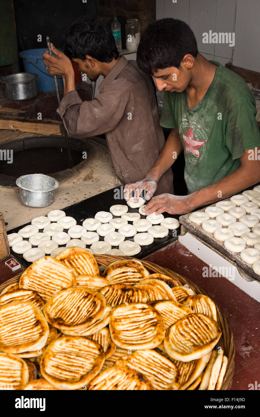India, Jammu e Kashmir Srinagar, baker del Kashmir di sagomatura di pasta di pane Foto Stock