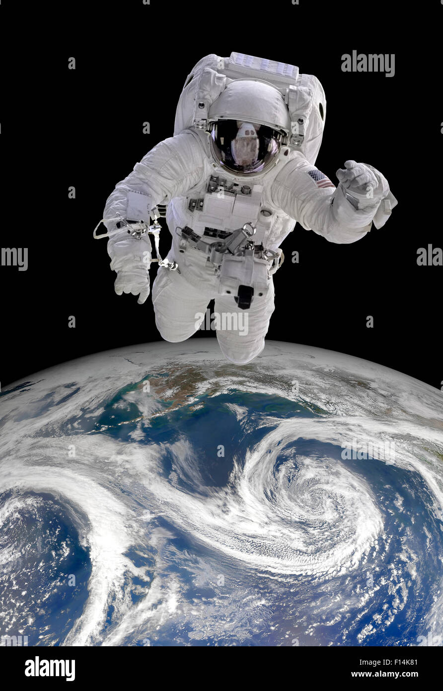 Astronauta nello spazio esterno contro lo sfondo del pianeta terra. Gli elementi di questa immagine fornita dalla NASA. Foto Stock