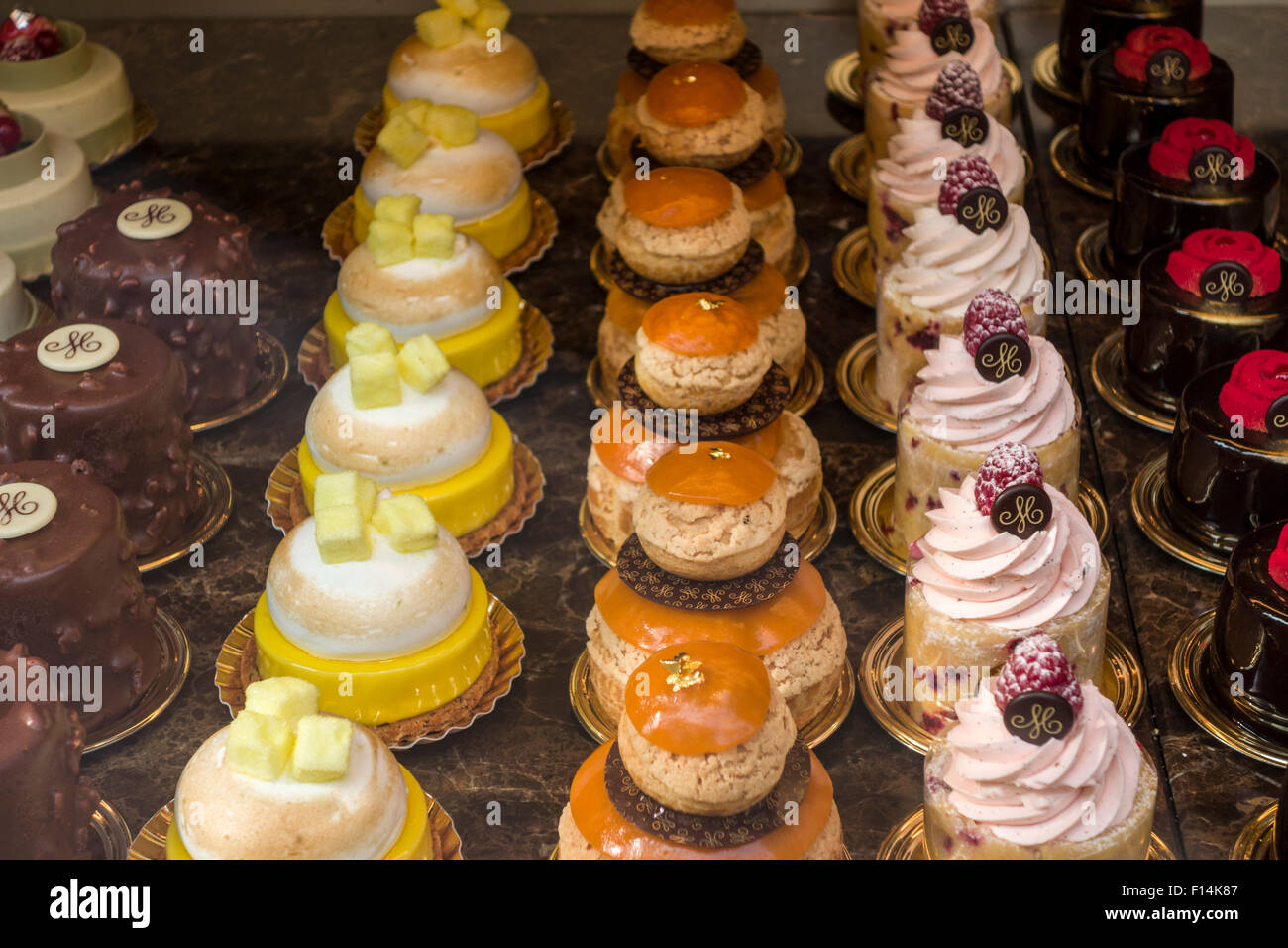 Torte nella finestra di Meert, a 250 anni di pasticceria di Lille in Francia Foto Stock