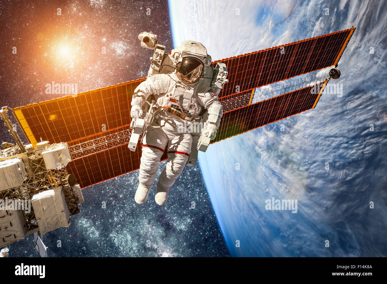 La stazione spaziale internazionale e astronauta nello spazio esterno oltre il pianeta Terra. Gli elementi di questa immagine fornita dalla NASA. Foto Stock
