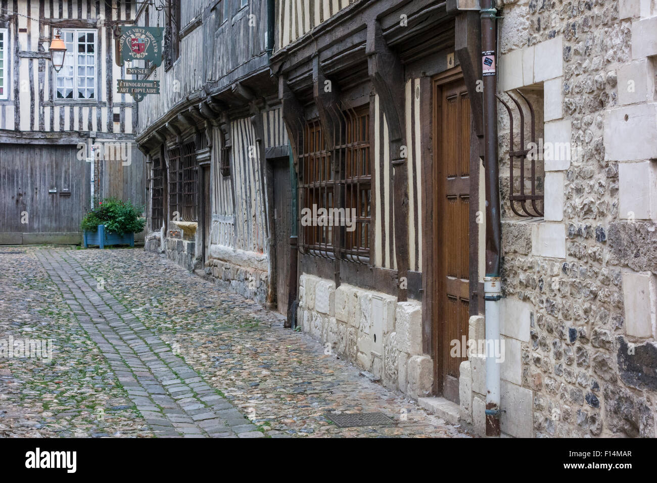 Quai Saint Etienne, Honfleur, compreso il Musée du Vieux Honfleur (vecchia Honfleur Museum - estrema destra edificio), Honfleur, Francia Foto Stock