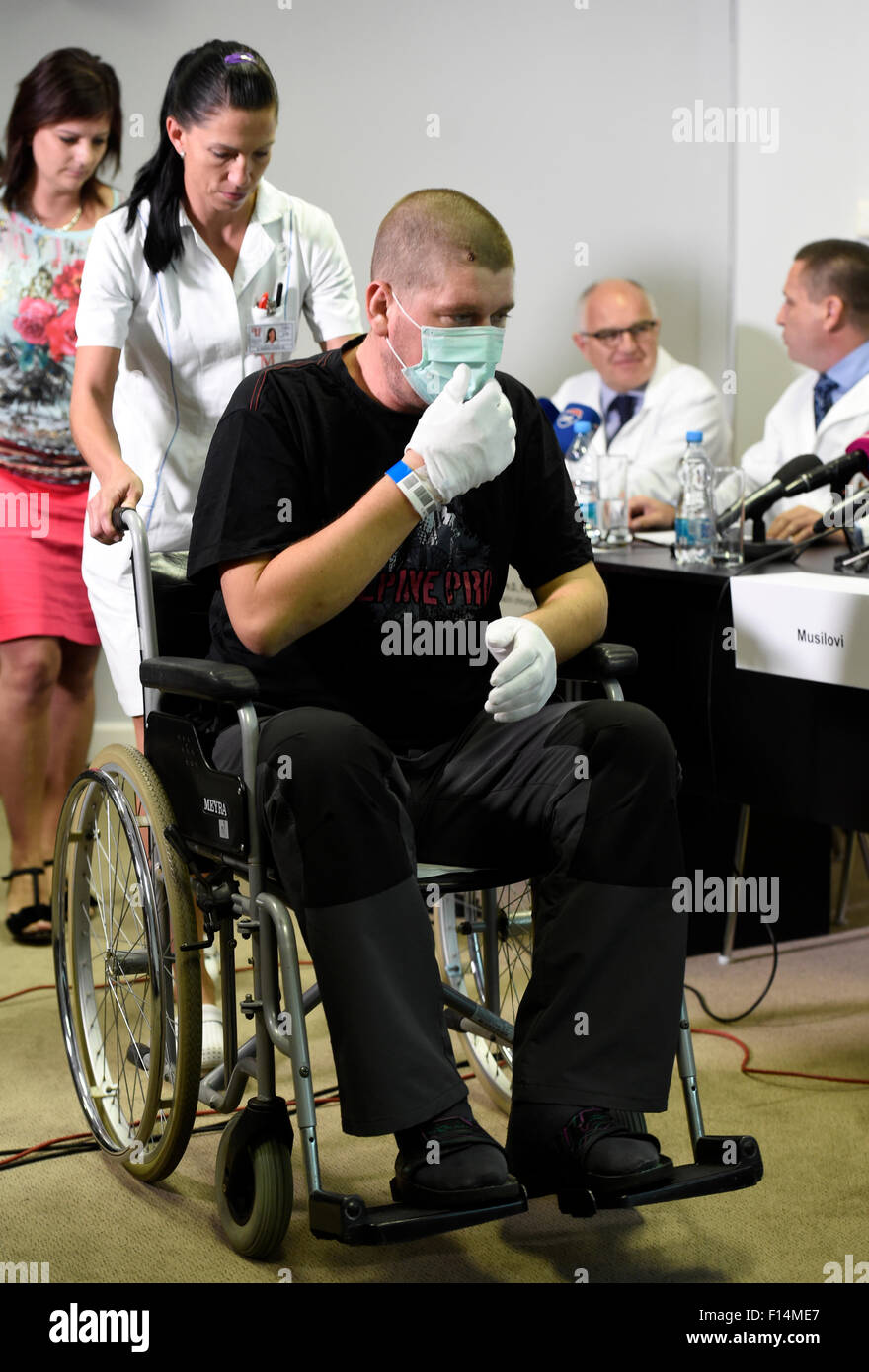 Istituto di Medicina Clinica e Sperimentale (IKEM) dà conferenza stampa il mondo unico di trapianto di fegato per salvare la vita di un 34-anno-vecchio uomo avvelenato da paracetamolo a Praga Repubblica Ceca, 27 agosto 2015. Il paziente, Lukas Musil, soffriva di insufficienza epatica causata da un avvelenamento acuto da anti-febbre medicinali. Egli ha ricevuto una minore, fegato ausiliario prima in modo che il suo fegato potrebbe avere un po' di tempo per la rigenerazione, e pochi giorni più tardi egli ha subito un completo di trapianto di fegato. Nella foto paziente Lukas Musil. (CTK foto/Vondrous Romano) Foto Stock