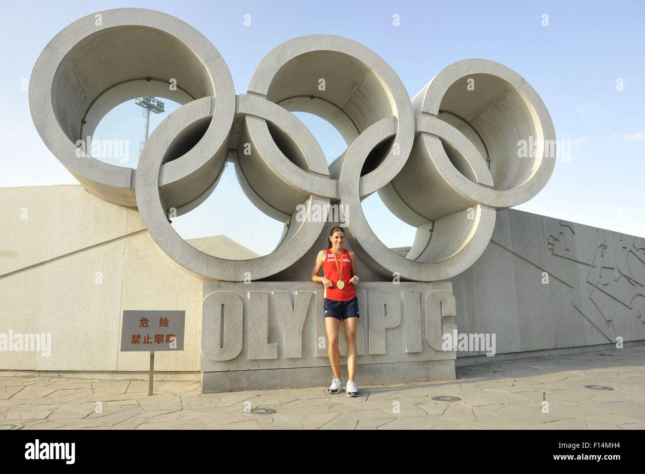Pechino, Cina. Il 27 agosto, 2015. Donne 400m ostacoli medaglia d'oro Zuzana Hejnova della Repubblica ceca pone con la sua medaglia da Campionati del Mondo di atletica a Pechino in Cina, 26 agosto 2015. © Tibor Alfoldi/CTK foto/Alamy Live News Foto Stock