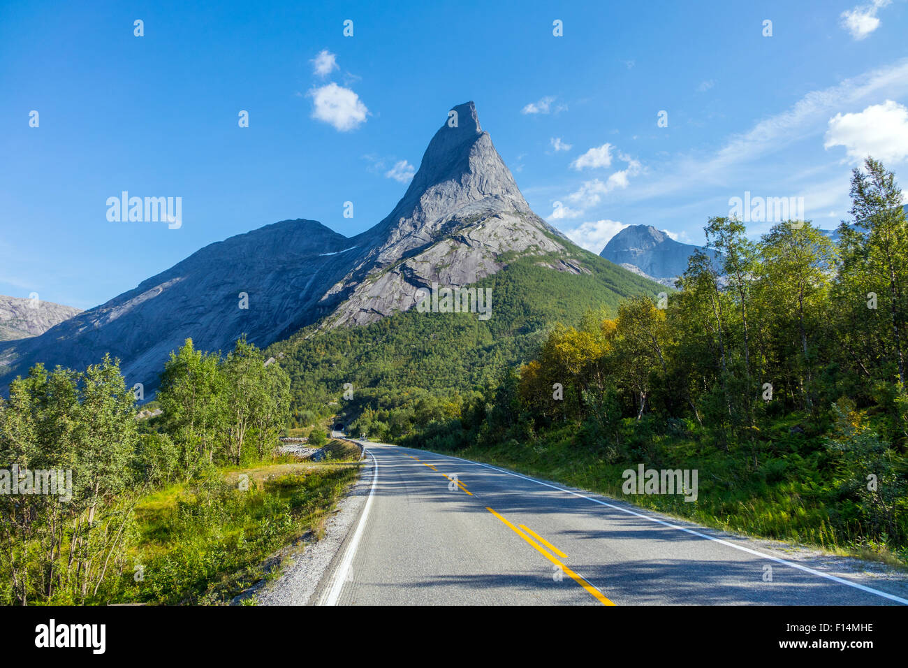 Strada corre verso Stetind Norvegia Nazionale della Montagna un picco roccioso sopra il fiordo, Foto Stock