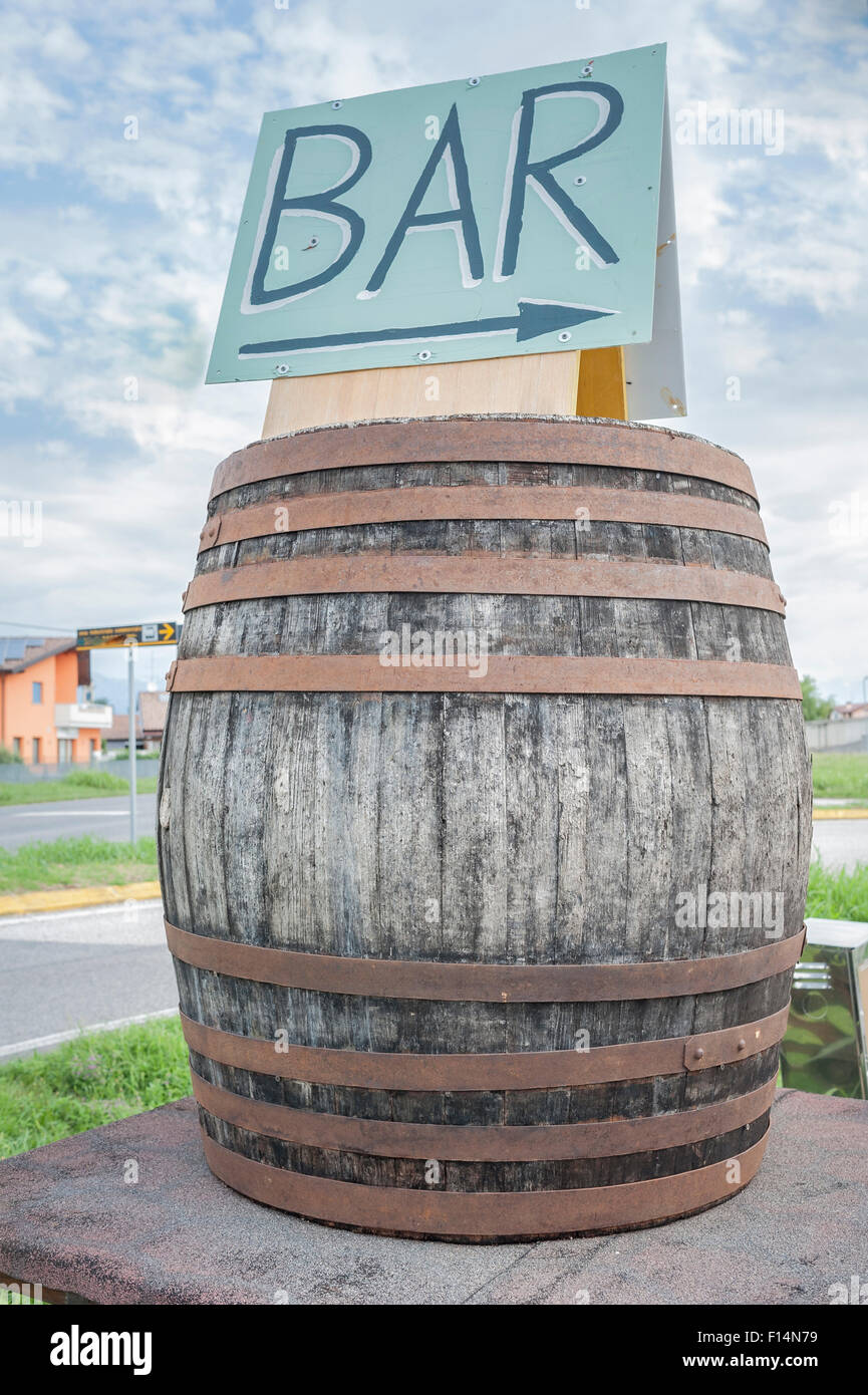 Una vecchia botte di vino per indicare la presenza di un bar Foto Stock