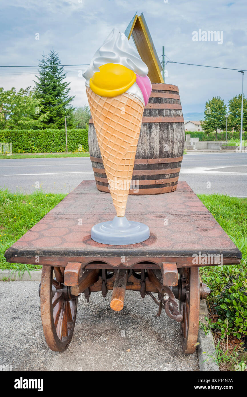 Fattoria con carrello in plastica di grandi dimensioni di gelato e una botte di vino Foto Stock