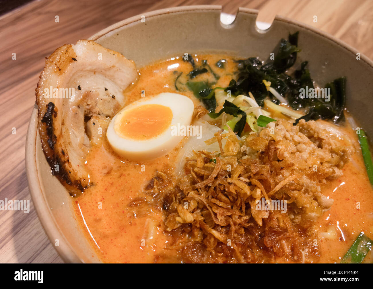 Giapponese Ramen noodle sulla tavola di legno Foto Stock
