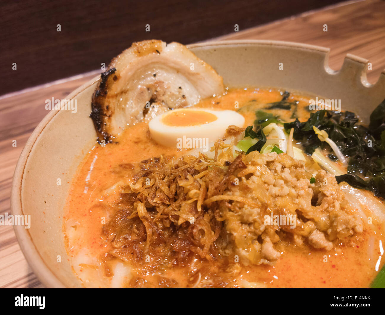 Giapponese Ramen noodle sulla tavola di legno Foto Stock