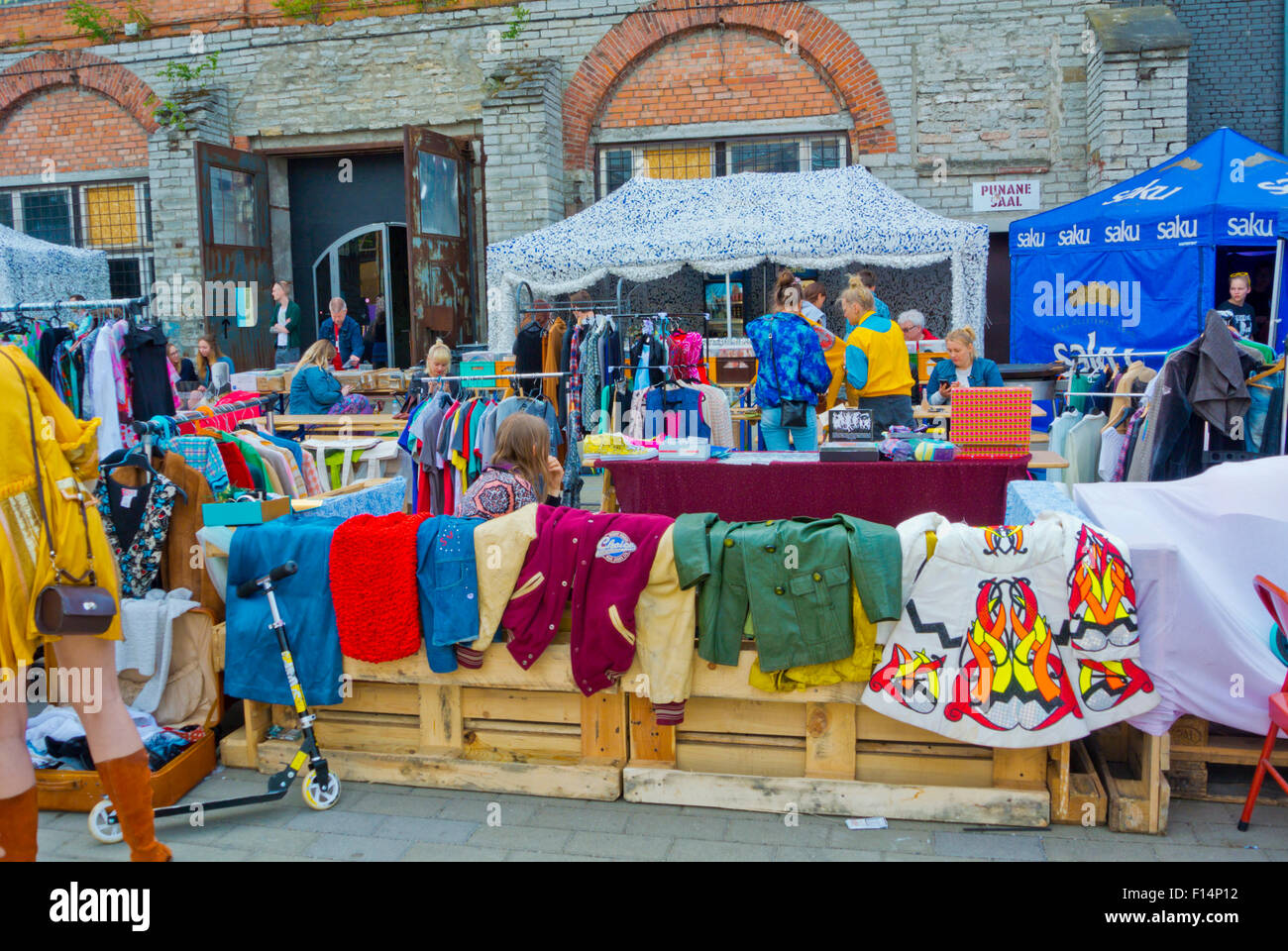 Weekend mercatino delle pulci, Telliskivi valjäk, Tallinn, Estonia, Europa Foto Stock